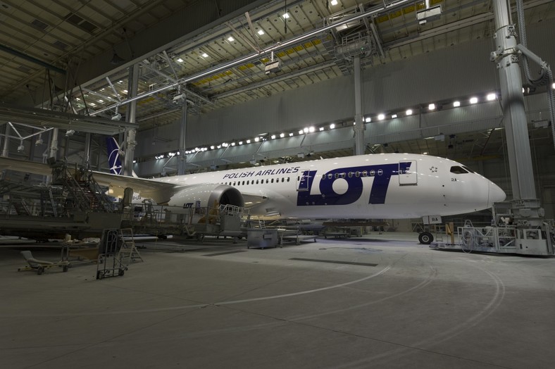 Boeing 787 Dreamliner w barwach PLL LOT w hali montażowej fabryki Boeinga w Seattle