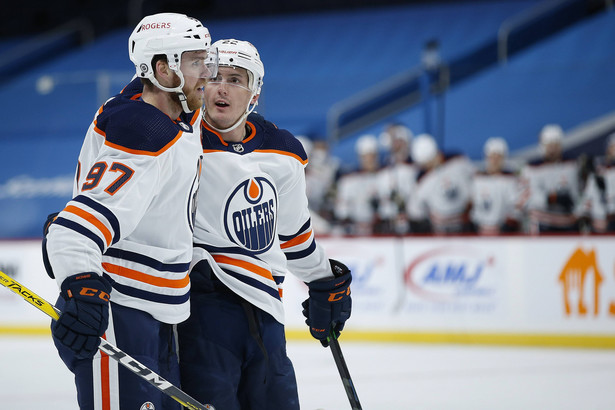 Zawodnicy Edmonton Oilers Connor McDavid (L) i Tyson Barrie (P)