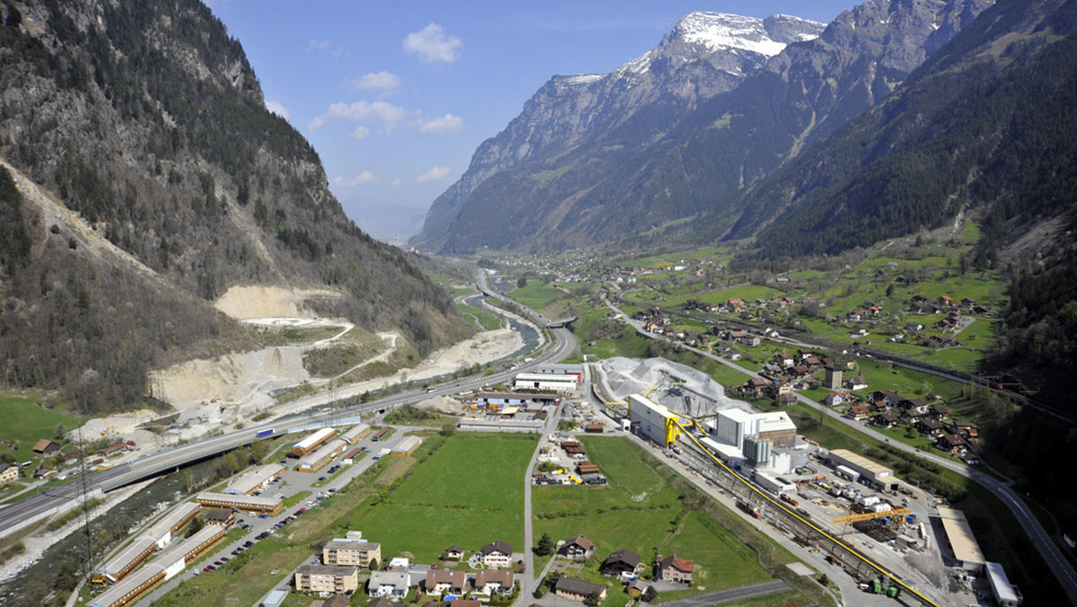 15 października zostanie oficjalnie przebity ostatni fragment nowego tunelu kolejowego Gottharda. Jego długość to 57 km i tym samym będzie to najdłuższy tunel na świecie.