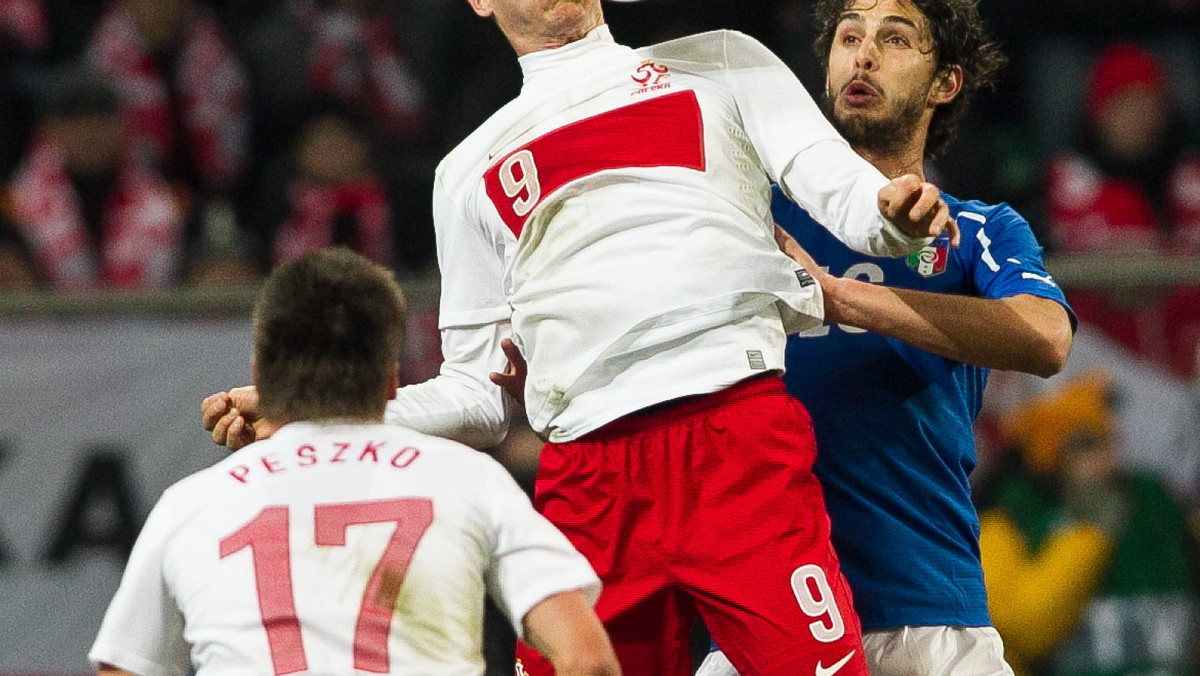 Reprezentacja Polski przegrała w piątek we Wrocławiu z Włochami 0:2 (0:1). Suchej nitki na kadrze Smudy nie zostawia sobotnia prasa, która mówi o kroku w tył i lekcji futbolu od jednego z uczestników Euro 2012.