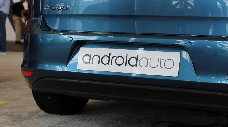 Ahhoz, hogy az Android Autó alkalmazást használni lehessen két dolog biztosan kell: egy kocsi és egy telefon, amelyek külön-külön kompatibilisek a rendszerrel. Ezután lehet őket párosítani. De e feltételek meglétének kiderítése nem is mindig olyan egyszerű. / Fotó: Maurizio Pesce/Wikimedia Commons