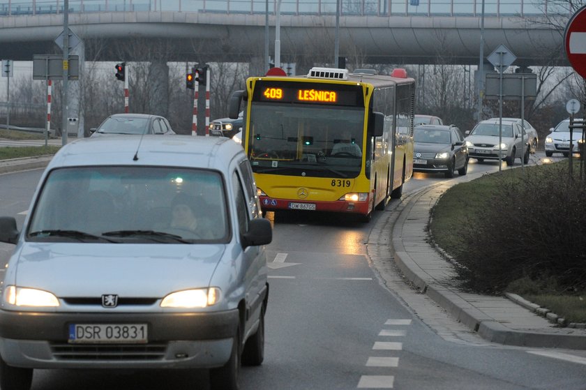 Autobus stojący w korku samochodowym