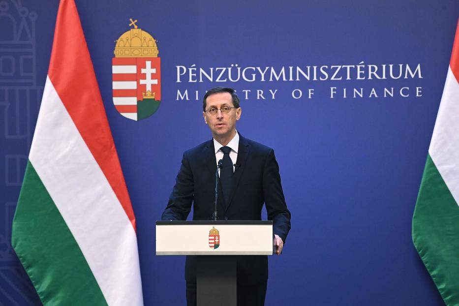 Varga Mihály pénzügyminiszter bejelentette, hogy a kormány január végéig meghosszabbítja az 50 százalékos bértámogatást a bajba került ágazatoknak / Fotó: MTI/Bruzák Noémi