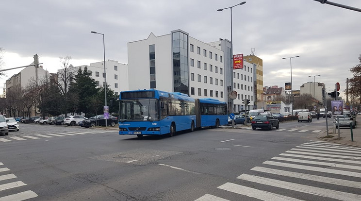 Kanyarodás közben állt meg a busz / Fotó: Olvasó-riporter