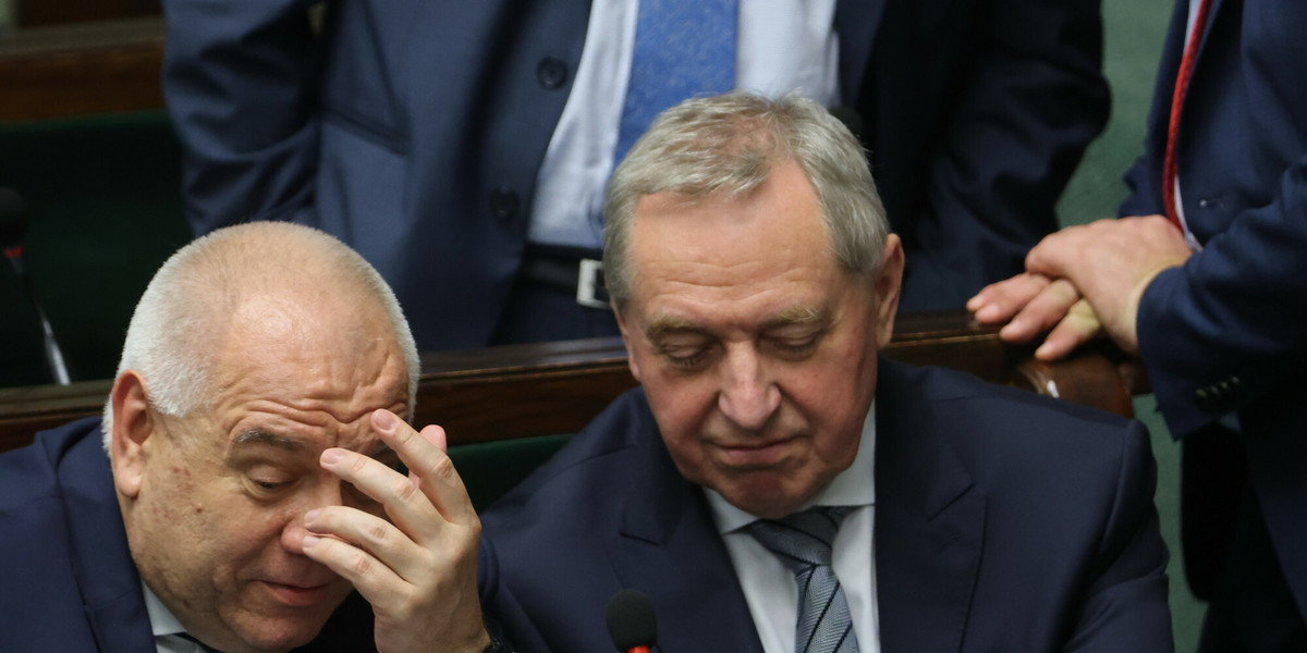 Ministrowie Henryk Kowalczyk (z prawej) oraz Jacek Sasin podczas posiedzenia Sejmu