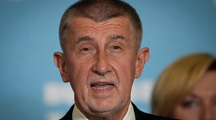 Andrej Babis cseh miniszterelnök, a kormányzó centrista ANO mozgalom vezetője beszél a párt prágai központjában 2021. október 9-én. A jobboldali hárompárti Spolu koalíció nyerte az október 9-én zárult képviselőházi választást Csehországban a szavazatok 27,62 százalékával. A második helyen az ANO végzett 27,28 százalékkal /Fotó: MTI/AP/Petr David Josek