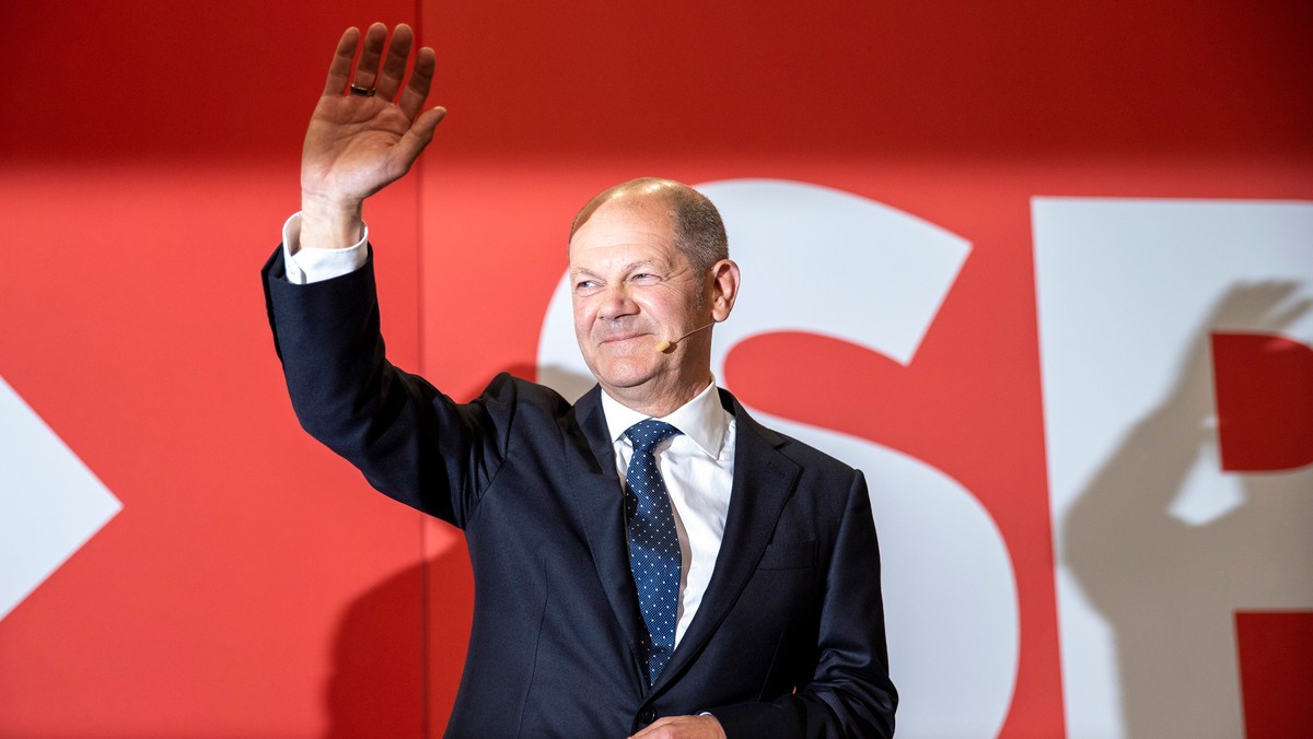 Olaf Scholz, kandydat na kanclerza Niemieckich Socjaldemokratów (SPD), chwilę po podaniu wstępnych wyników wyborów parlamentarnych, Berlin, 26 września 2021 r.