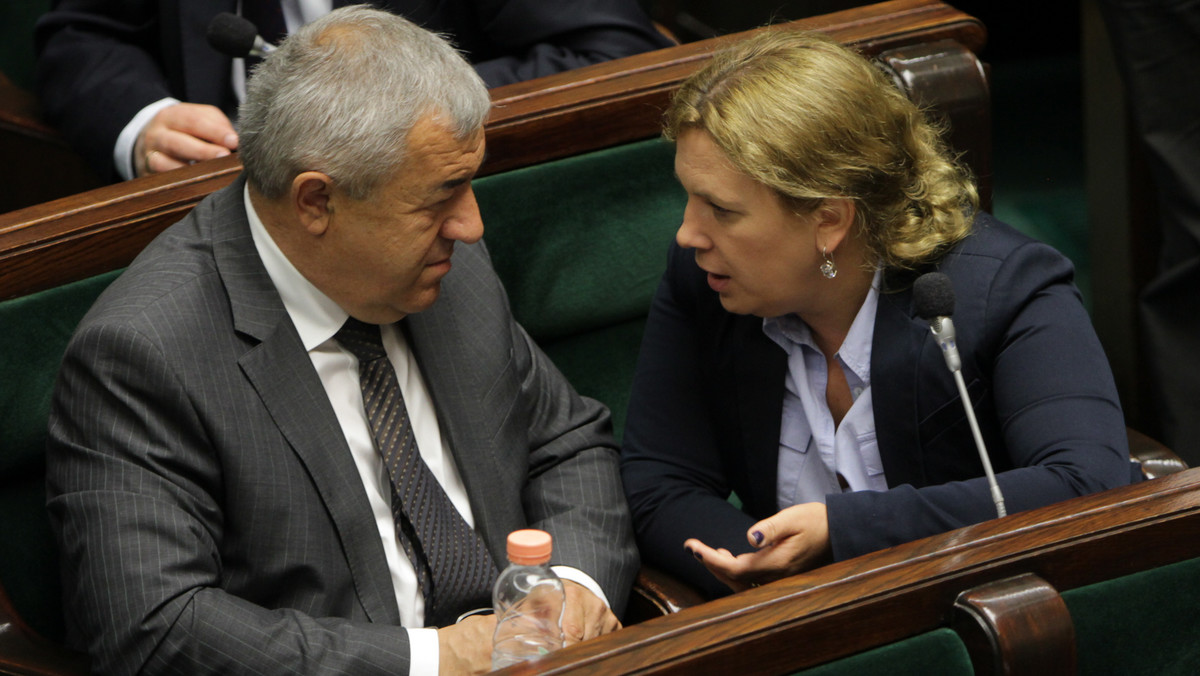 Wiceprzewodnicząca klubu PJN Elżbieta Jakubiak oceniła, że zarówno "biała księga" PiS, jak i rządowy raport komisji Jerzego Millera są tworzone dla czystej polityki i zaognienia relacji między PiS i PO.