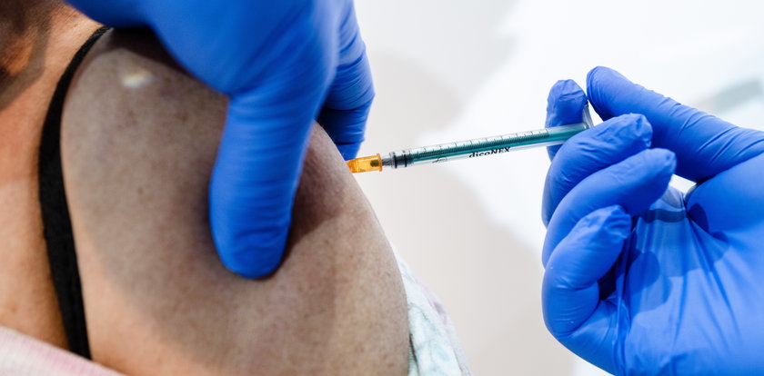 Chaos z zapisami na szczepienia przeciw COVID-19. Kto i kiedy zarejestruje się na zastrzyk
