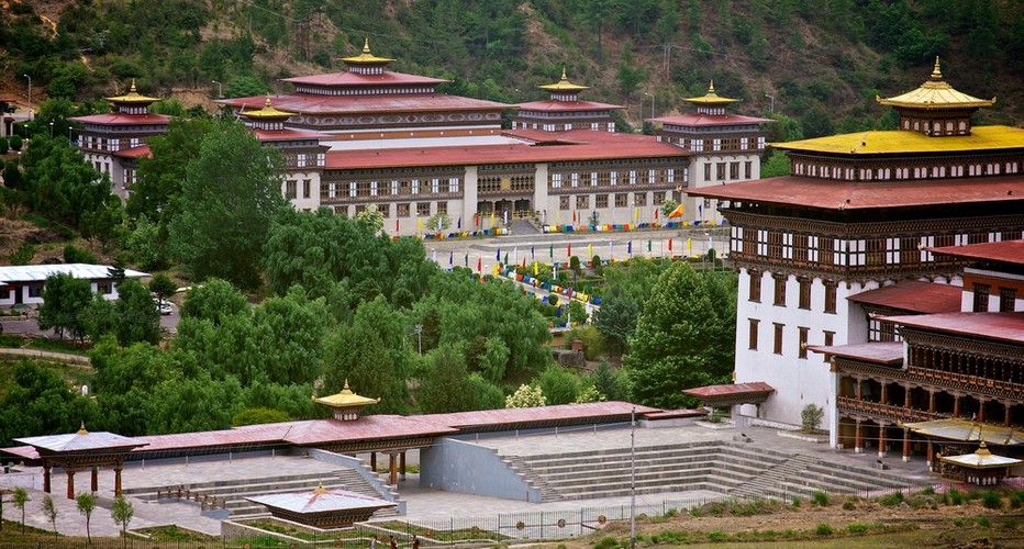 3. miejsce: Thimphu – największe miasto i zarazem stolica Bhutanu. Od wielu lat serwuje turystom niezwykłe i niezapomniane doświadczenia. Miasto hipnotyzuje nowoczesnością i zabytkowym charakter. Mieszkańcy są przyjaźni w stosunku do turystów, nie zapominając jednocześnie o swojej dumie, zę pochodzą z tak niezwykłego miasta. Jedyne co może zrobić turysta to „spakować swój plecak i cieszyć się poczuciem przygody”.