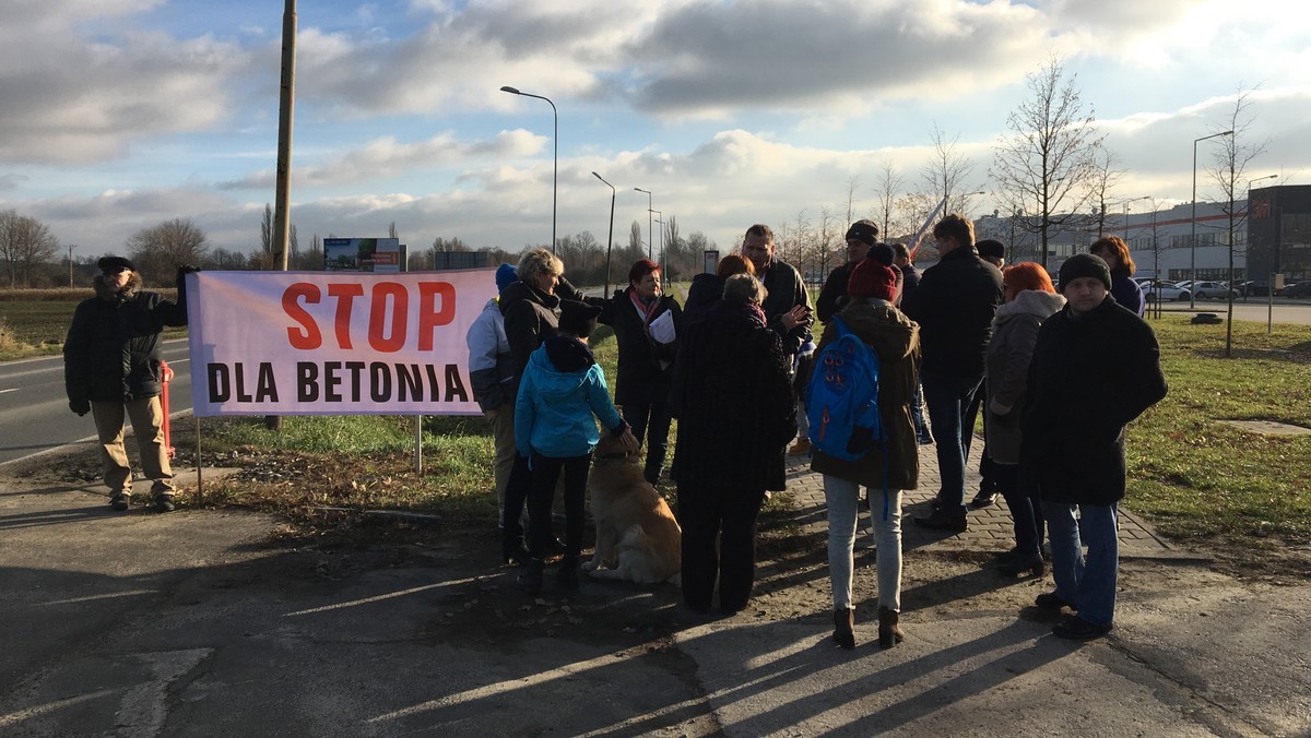 Mieszkańcy wrocławskiego osiedla Kowale nie chcą, by tuż obok ich domów powstała betoniarnia. Dziś w ramach protestu wyszli z transparentami na ulice. Zapowiadają, że zrobią wszystko, by inwestycja nie doszła do skutku.