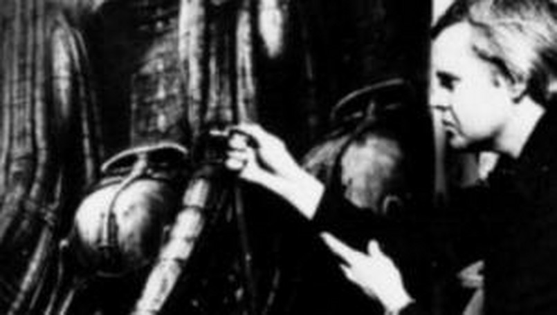 H.R.Giger podczas pracy na scenografią filmu "Obcy - Ósmy pazażer Nostromo"