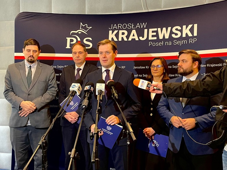 Jarosław Krajewski (w środku) z warszawskimi radnymi PiS podczas konferencji podsumowującej rządy Rafała Trzaskowskiego