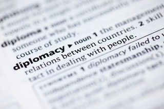 Dyplomacja jest sztuką, ale wymaga też solidnego rzemiosła. Gdy biorą się za nią amatorzy, skutki są fatalne [OPINIA]