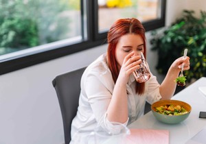 Vodu nakon jela treba popiti za 30 do 45 minuta 