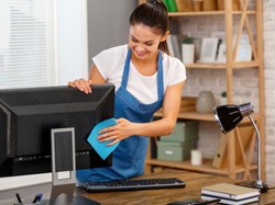 Pracodawcy biorą się za sprzątanie domów swoich pracowników. Ciekawy trend...