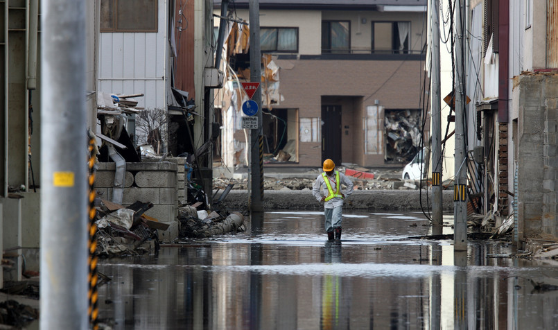 Uszkodzona przez trzęsienie ziemi i tsunami ulica w porcie Kesennuma w Japonii. Zdjęcie z 13 lipca 2011 roku.