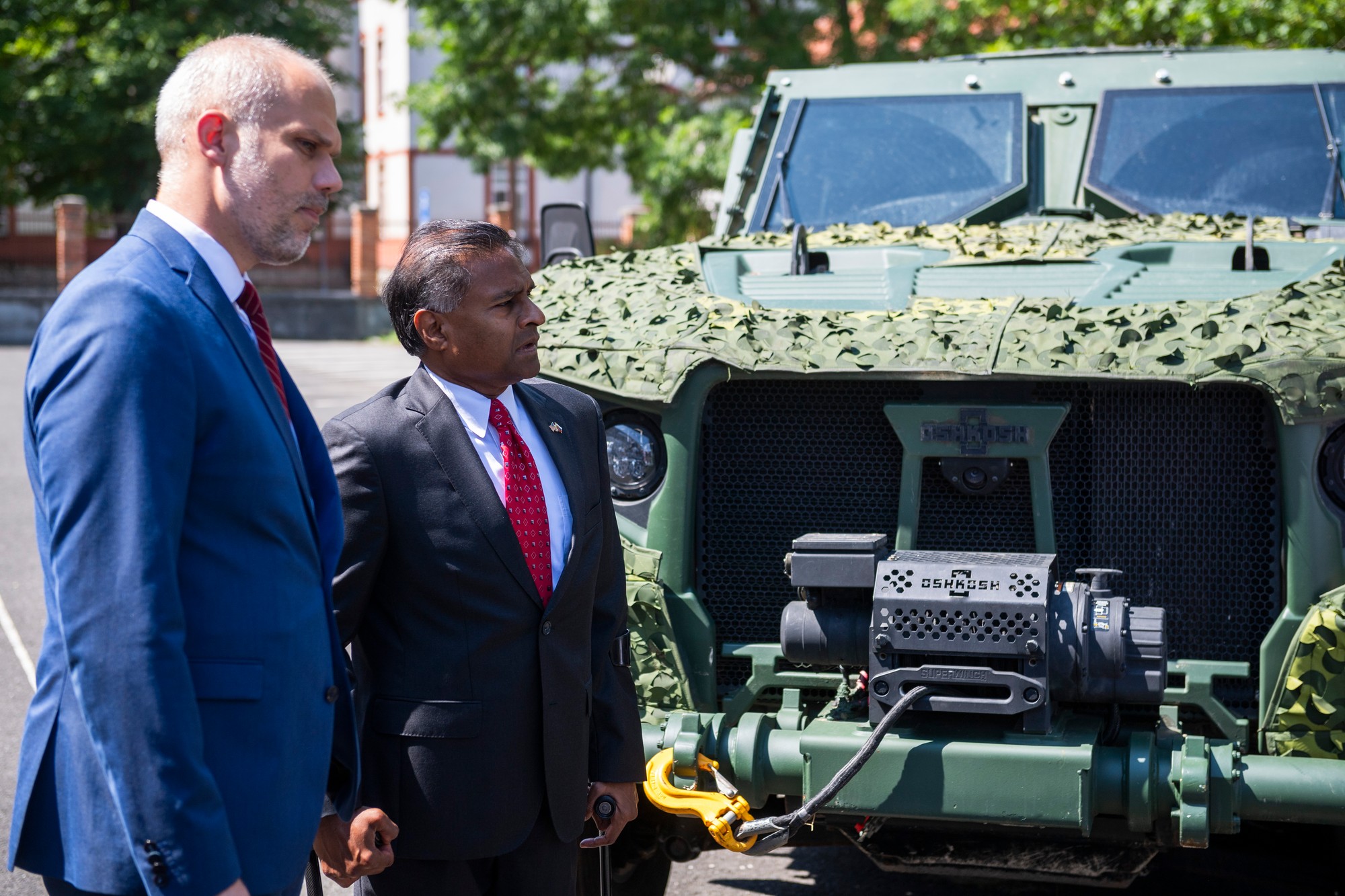 Sprava veľvyslanec USA na Slovensku Gautam Rana a minister obrany SR Martin Sklenár.