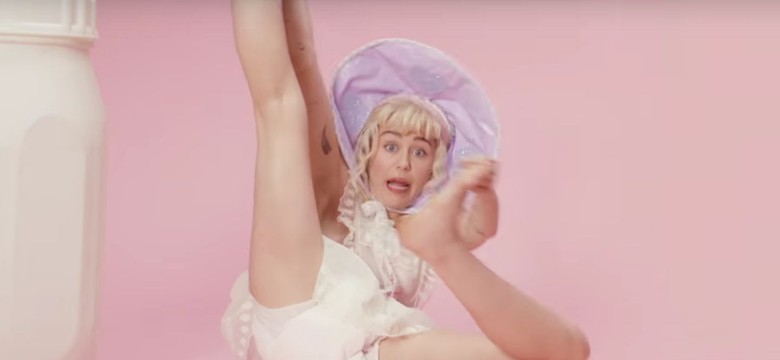 Miley Cyrus kąpie się z kaczuszką i nosi pampersa