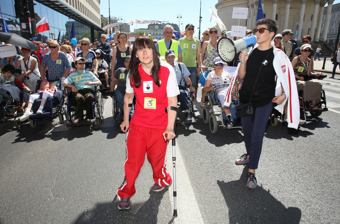 Karolina Hamer na demonstracji poparcia dla strajku okupacyjnego rodziców osób z niepełnosprawnościami 