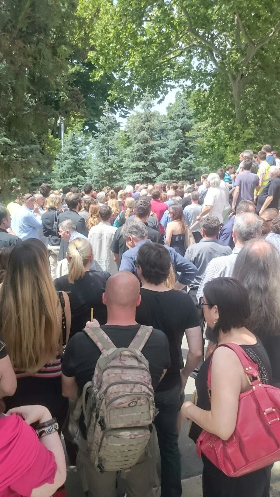 Veliki broj građana na oproštaju od Mande