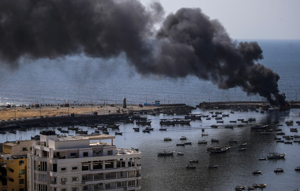 Dym unosi się nad portem po izraelskim nalocie, Gaza, 12 października 2023 r.