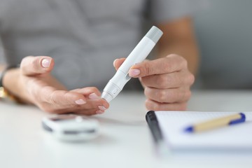 Kiderült, miért emelkedhet meg a vércukorszint a kórházi covid betegeknél