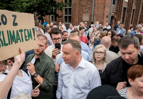 "Zostałyśmy wykorzystane" - aktywistki Strajku Klimatycznego tłumaczą swoje zdjęcie z Dudą