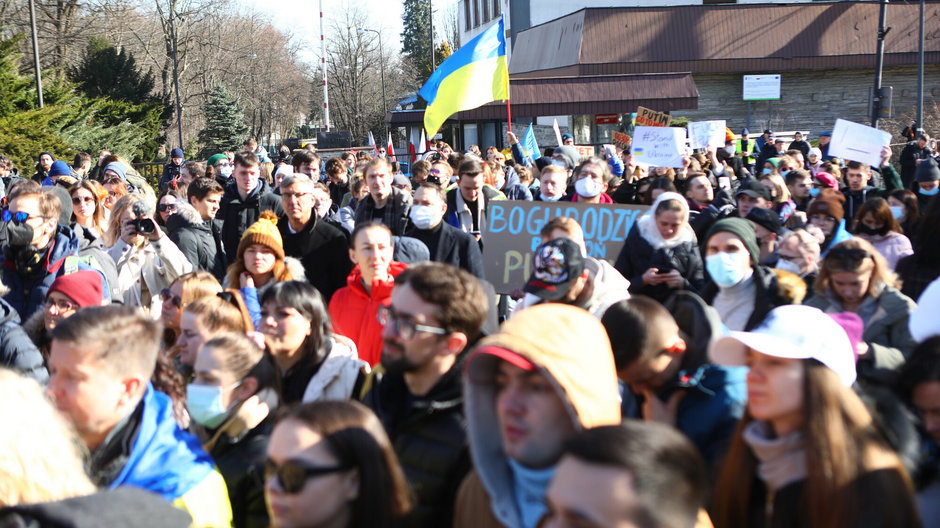 Protest pod ambasadą Rosji w dzień pełnoskalowej agresji na Ukrainę.
