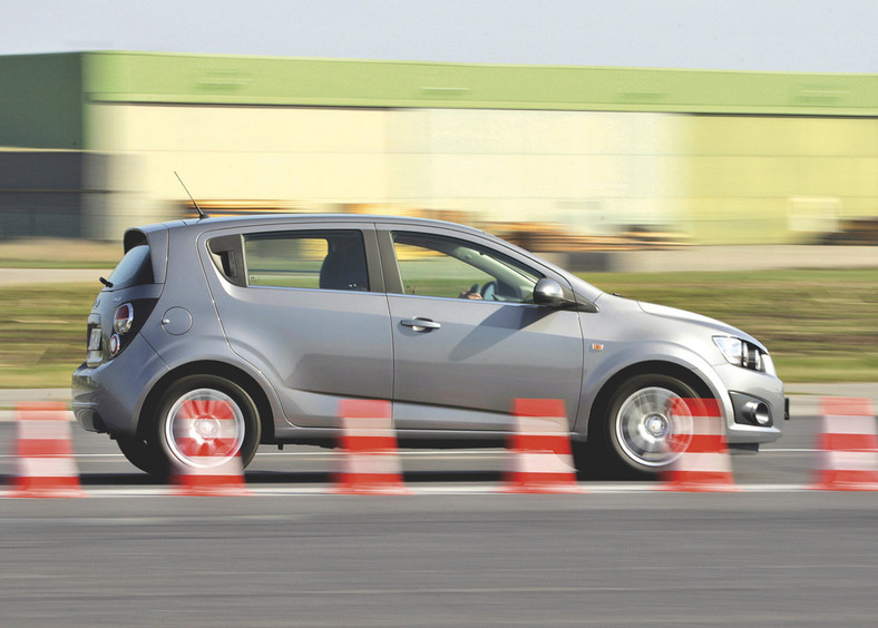 Peugeot 208 kontra Fiat Punto i Chevrolet Aveo: lew ruszył na łowy