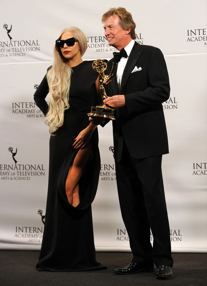 Lejdi Gaga u kreaciji Stefana Rolana na dodeli Emi nagrada 2011. godine