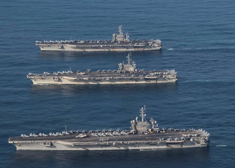 Amerykańskie lotniskowce USS Ronald Reagan, USS Theodore Roosevelt i USS Nimitz na zachodnim Pacyfiku, 12 listopada 2017 r.