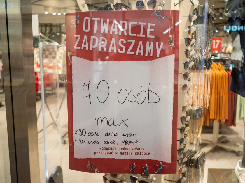 Centra handlowe zaczynają działać 