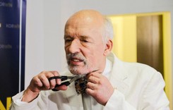 Korwin-Mikke ogłosił koniec pandemii i zgolił brodę [WIDEO]