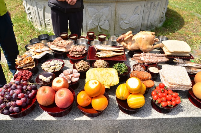 Iznošenje hrane na groblje nije deo samo srpske tradicije
