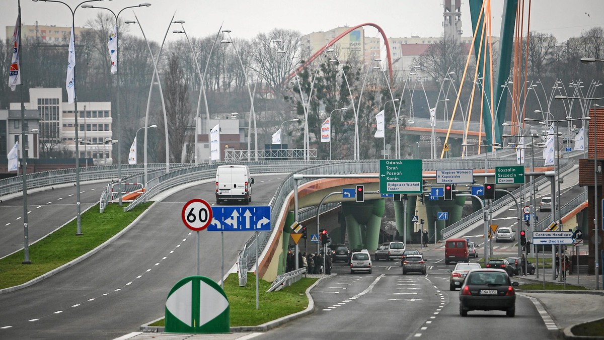 Nierówna nawierzchnia na Trasie Uniwersyteckiej w Bydgoszczy będzie naprawiona w ramach gwarancji - zapewnia wykonawca.