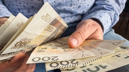 800 plus nie tylko dla najmłodszych. osoby po 50. roku życia mogą otrzymać pieniądze za wychowanie dzieci. czy 800 plus dla seniorów wejdzie w życie?