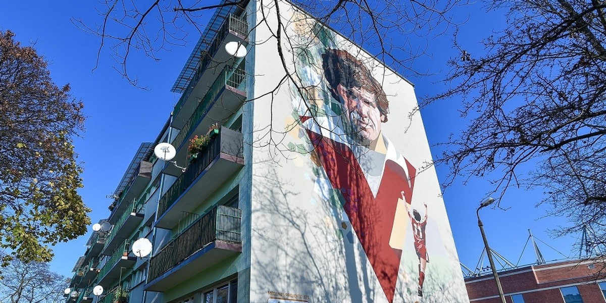 W Łodzi pojawił się mural jednego z najlepszych polskich piłkarzy i legendy Widzewa Łódź – Włodzimierza Smolarka. 