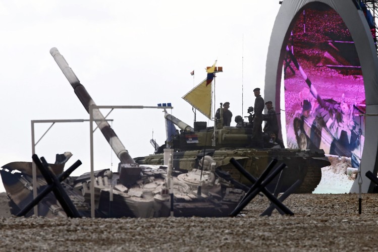 Zawody Tank Biathlon są doskonałym sprawdzianem dla załóg w warunkach „prawie bojowych”. Pierwsze takie zawody odbyły się w 2013 r.<br><br> Na zdjęciu: Czołg zespołu z Serbii rywalizuje podczas Mistrzostw Świata w Biathlonie czołgowym