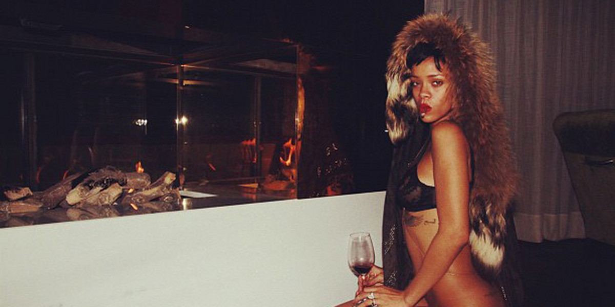 Rihanna Nago przed kominkiem