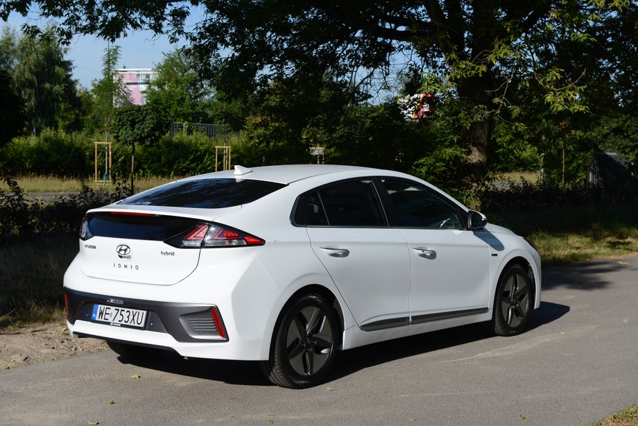 Hyundai Ioniq Hybrid ma bardzo ładną sylwetkę, której nie powstydziłoby się sportowe coupe.