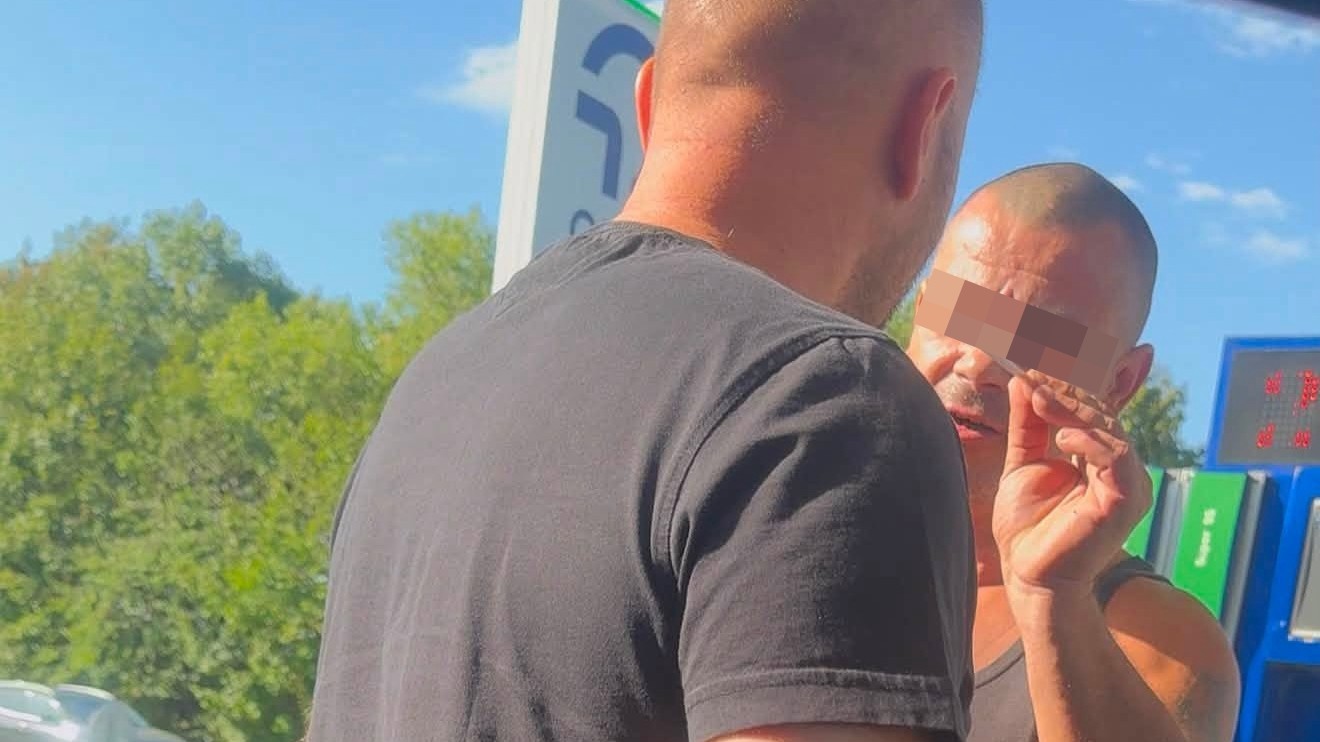 Exminister obrany SR Jaroslav Naď zažil na pumpe nepríjemný incident. 