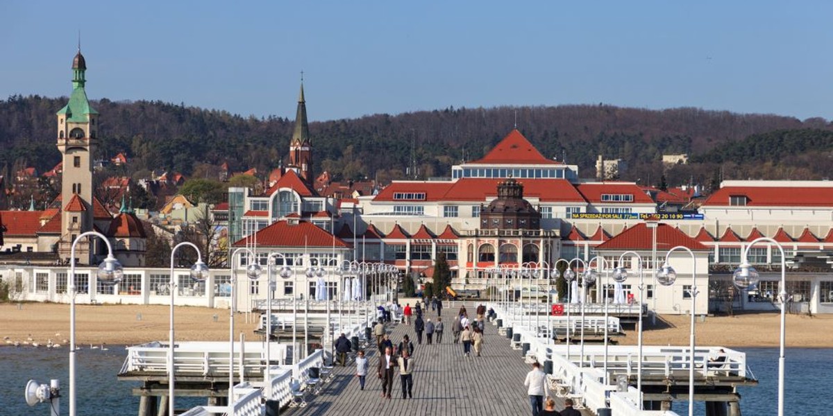 Turyści kochają Sopot, a wizyta na kultowym molo jest obowiązkowym punktem zwiedzania miasta. Większość dociera tam legendarnym Monciakiem