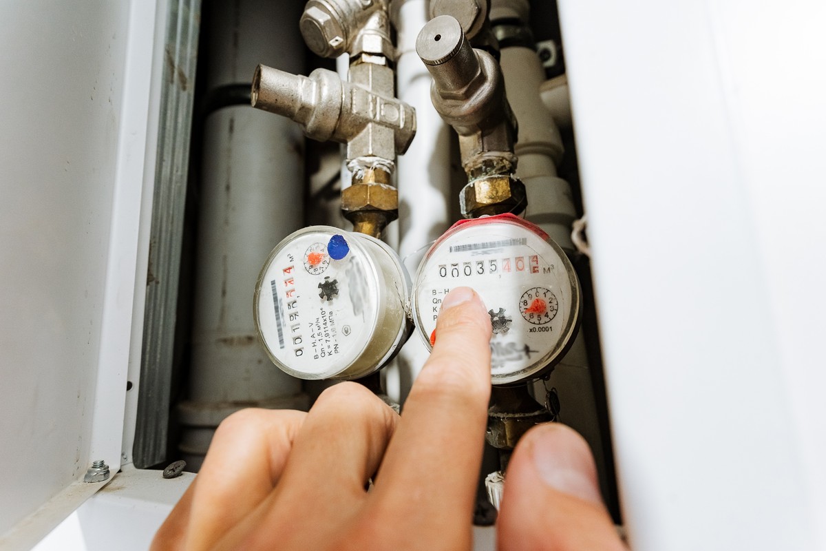 Montaż nowoczesnego wodomierza z funkcją zdalnego odczytu w bloku mieszkalnym