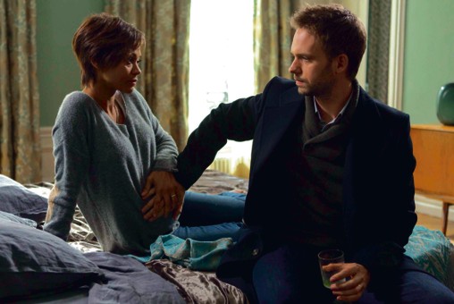 Zoe Saldana i Patrick J. Adams w „Dziecku Rosemary”