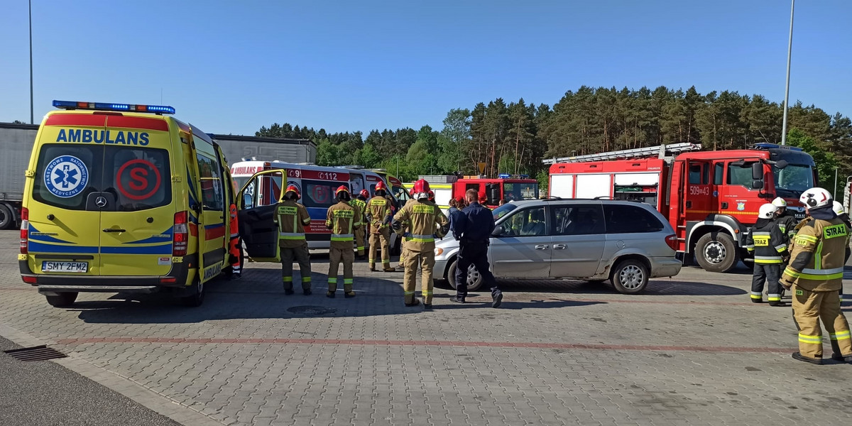 Chryslerem podróżowały dwie kobiety i czwórka dzieci, które zatruły się spalinami.