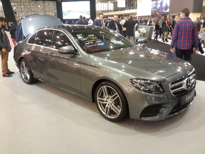 Dotychczas na całym świecie sprzedano 13 mln egzemplarzy E-Klasy. Mercedes chce poprawić ten wynik za sprawą nowego modelu, którego cena zacznie się od 190 tys. zł. Auto powstało na modularnej płycie podłogowej MRA, która wcześniej w wersji skróconej była wykorzystana w klasie C.