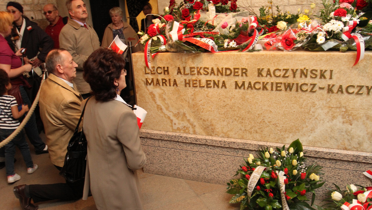 Kilkudziesięciu przeciwników pochowania pary prezydenckiej Lecha i Marii Kaczyńskich na Wawelu zebrało się w pierwszą rocznicę pogrzebu pod Wzgórzem Wawelskim. Demonstracja odbywa się pod hasłem "Wawel bez polityków".