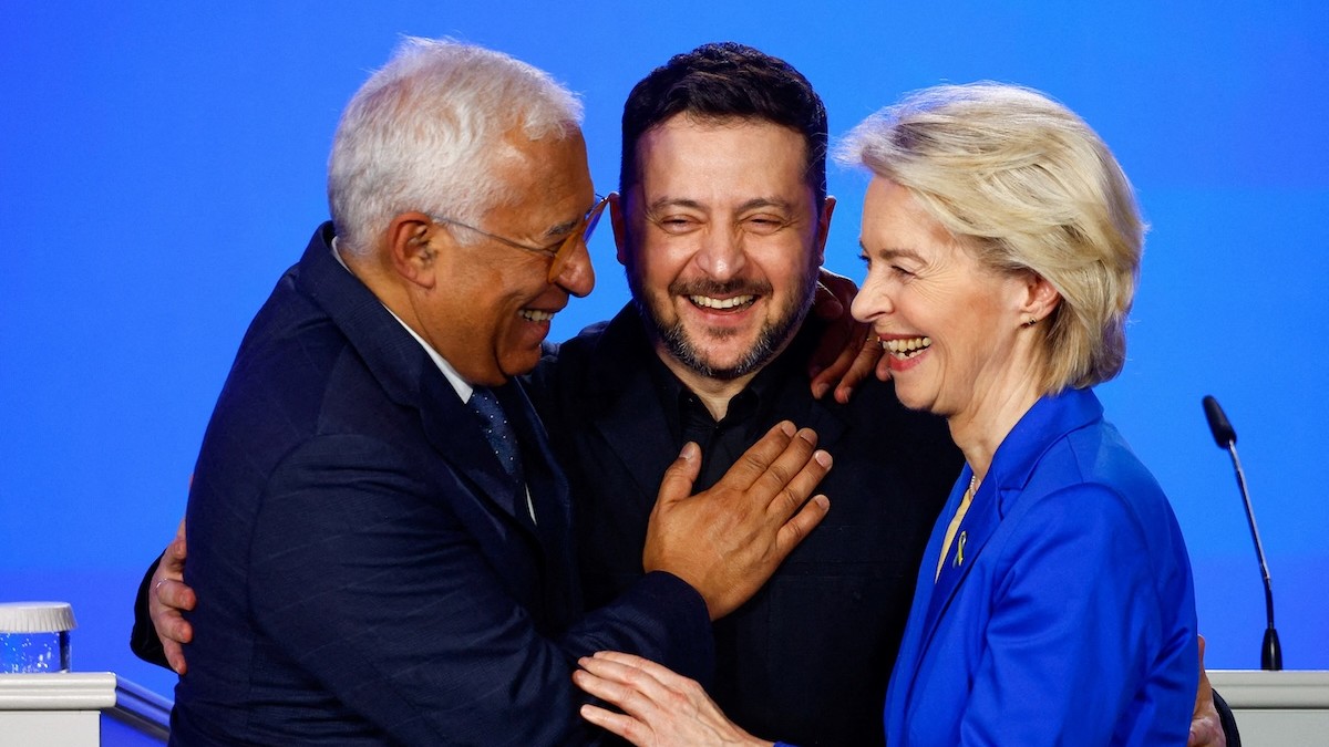 Ukrajinský prezident Volodymyr Zelenskij, predsedníčka Európskej komisie Ursula von der Leyenová a predseda Európskej rady Antonio Costa, 24. februára 2026.
