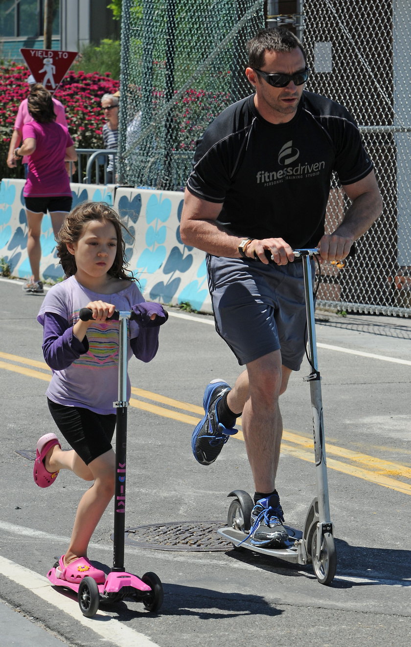 Hugh Jackman z córką na hulajnodze